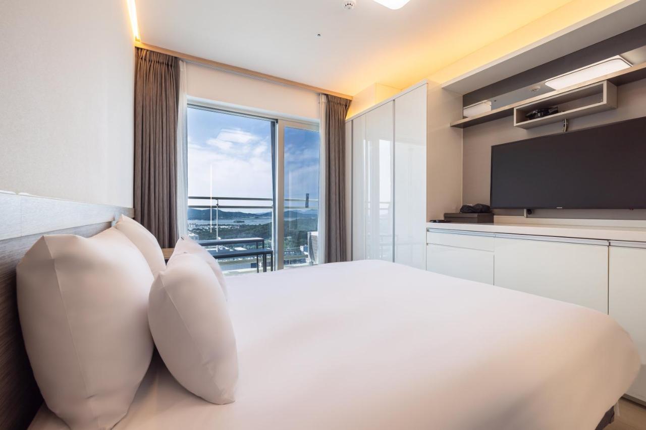 Deluxe King with Terrace (High Floor)